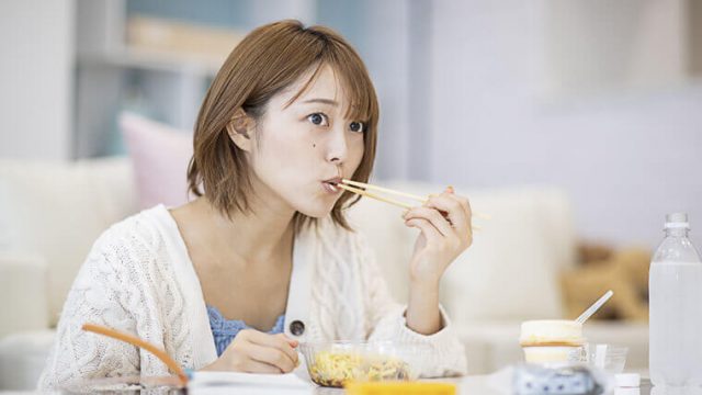 食事中の女性