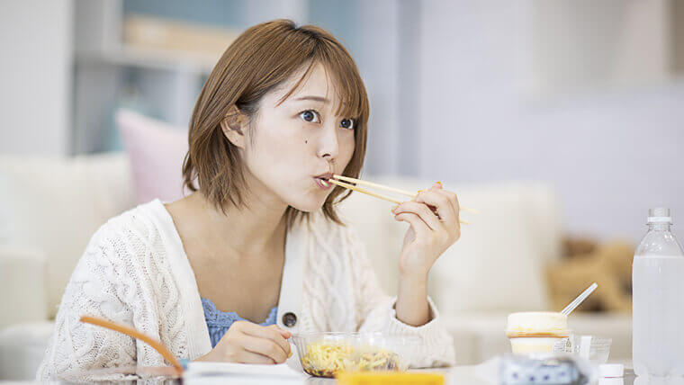 食事中の女性